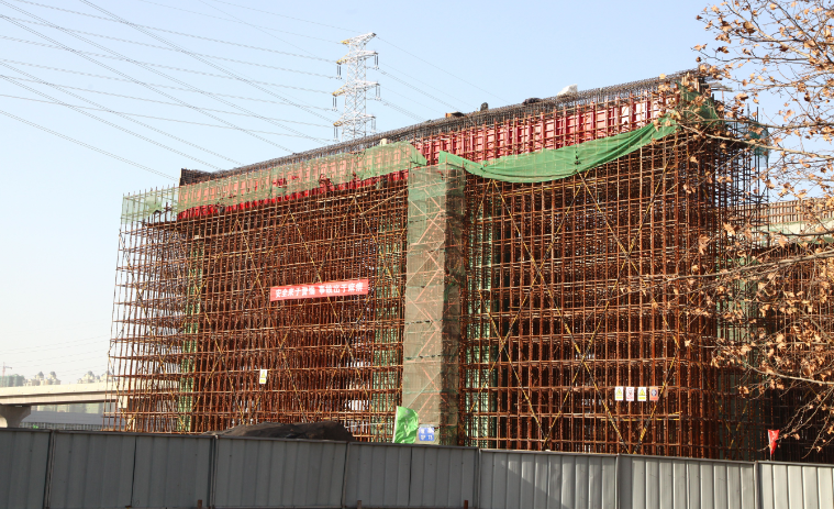 勞動節里的鋼模板工人