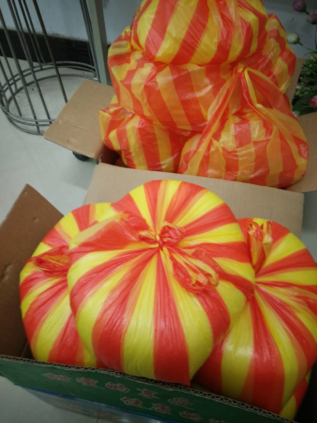 河南鋼模板廠(chǎng)家來(lái)保軍董事長(zhǎng)炎熱的天氣給員工送白糖