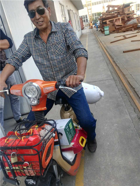 偉志模板董事長來保軍祝大家:中秋快樂