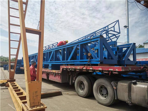 發往四川工地的蓋梁鋼模板配件裝車完畢