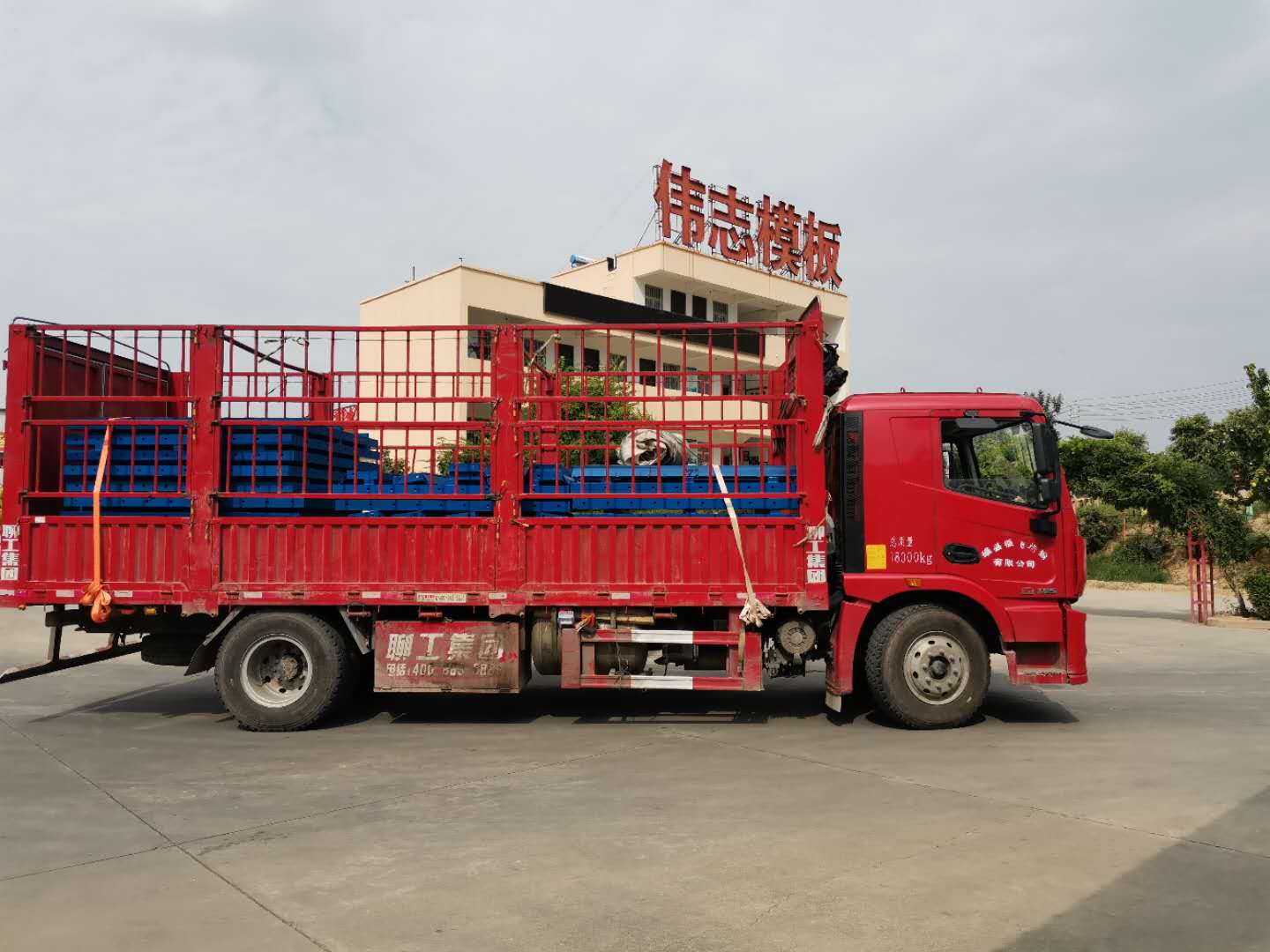 河南偉志模板發往上羅高速的平板模板