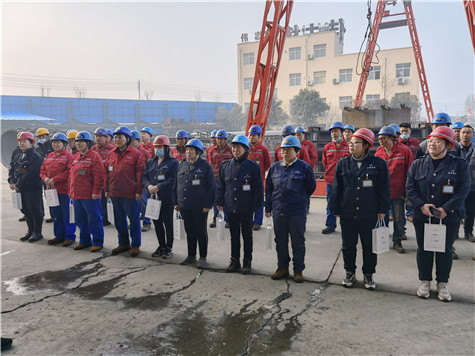 偉志模板董事長為女工發放三八節禮物