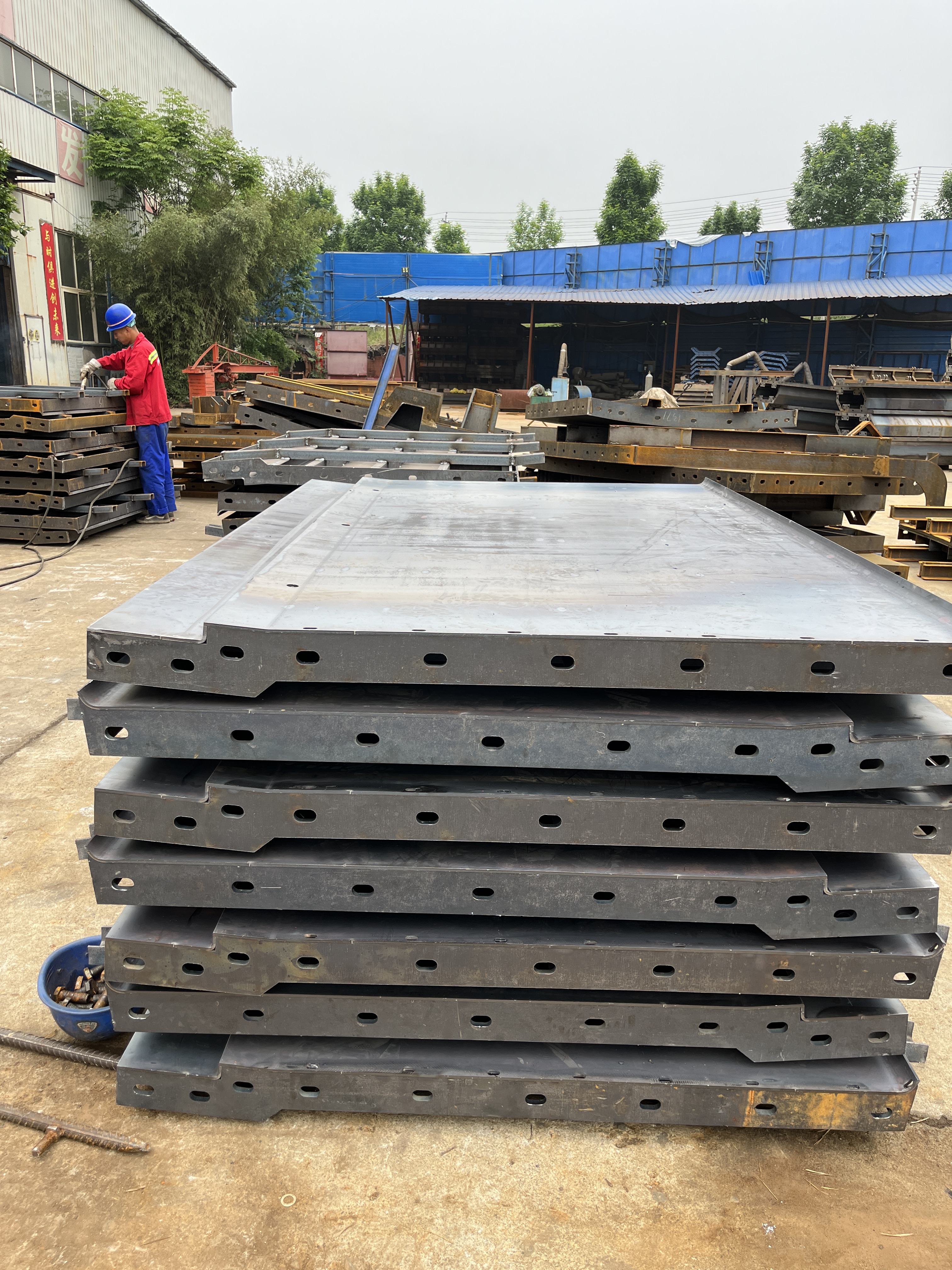 防撞墻護欄鋼模板在應用和使用上的特點