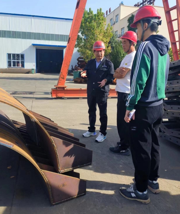 客戶張總現場查看鋼模板生產進度