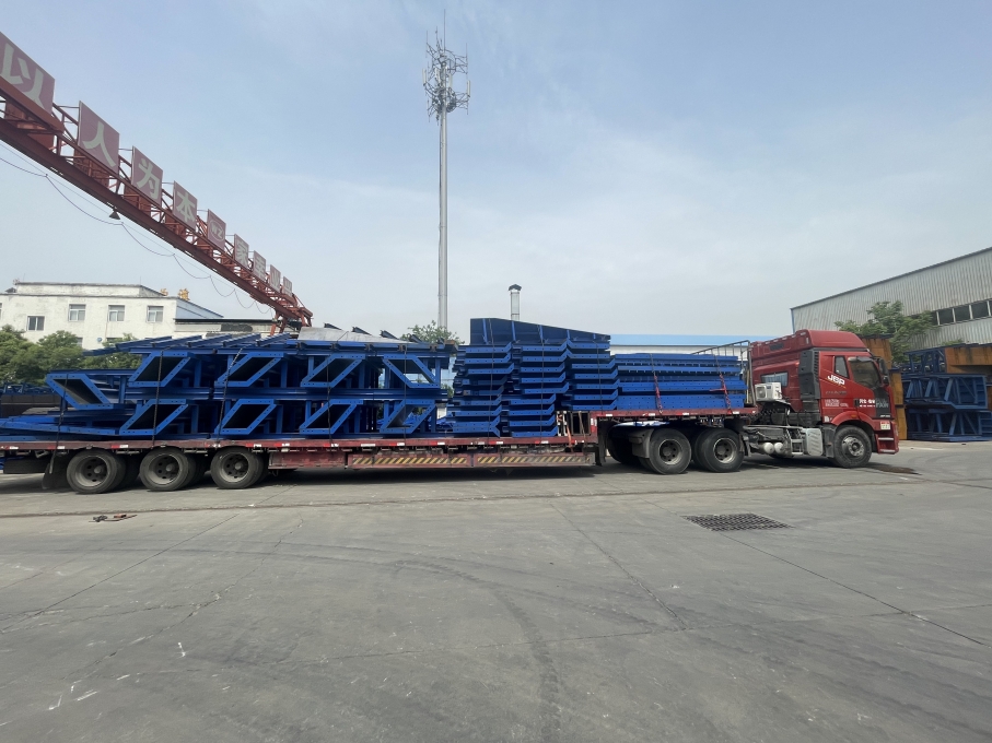 異型蓋梁鋼模板批量發貨,助力橋梁建設再提速