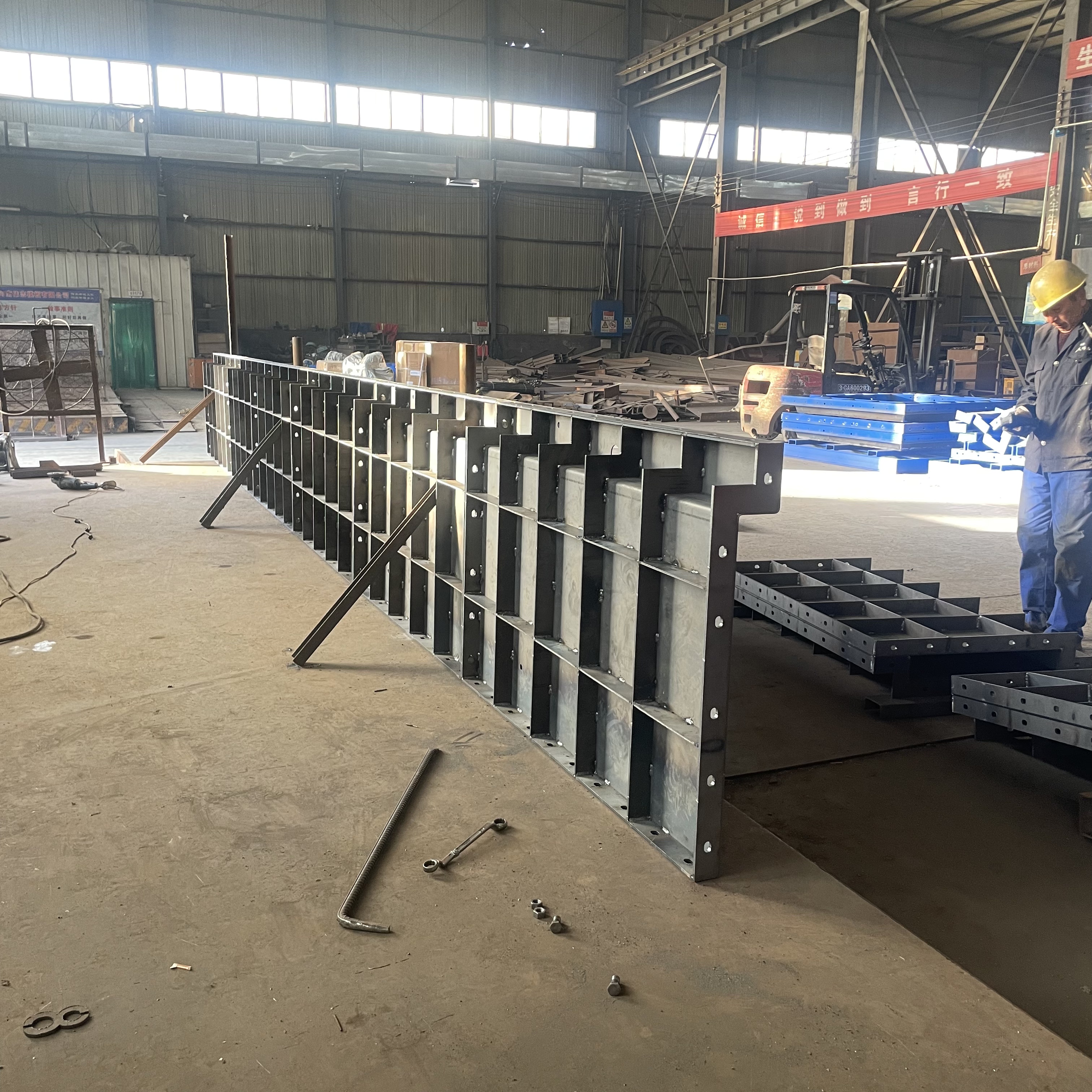 水渠鋼模板試拼裝,嚴苛質檢只為客戶滿意!