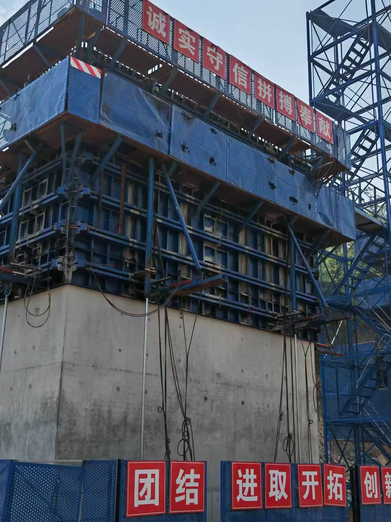 橋梁鋼模板如何施工不漏漿